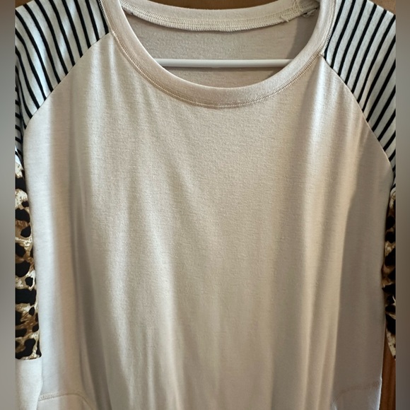 Long Sleeve Top with cheetah print - Picture 2 of 6